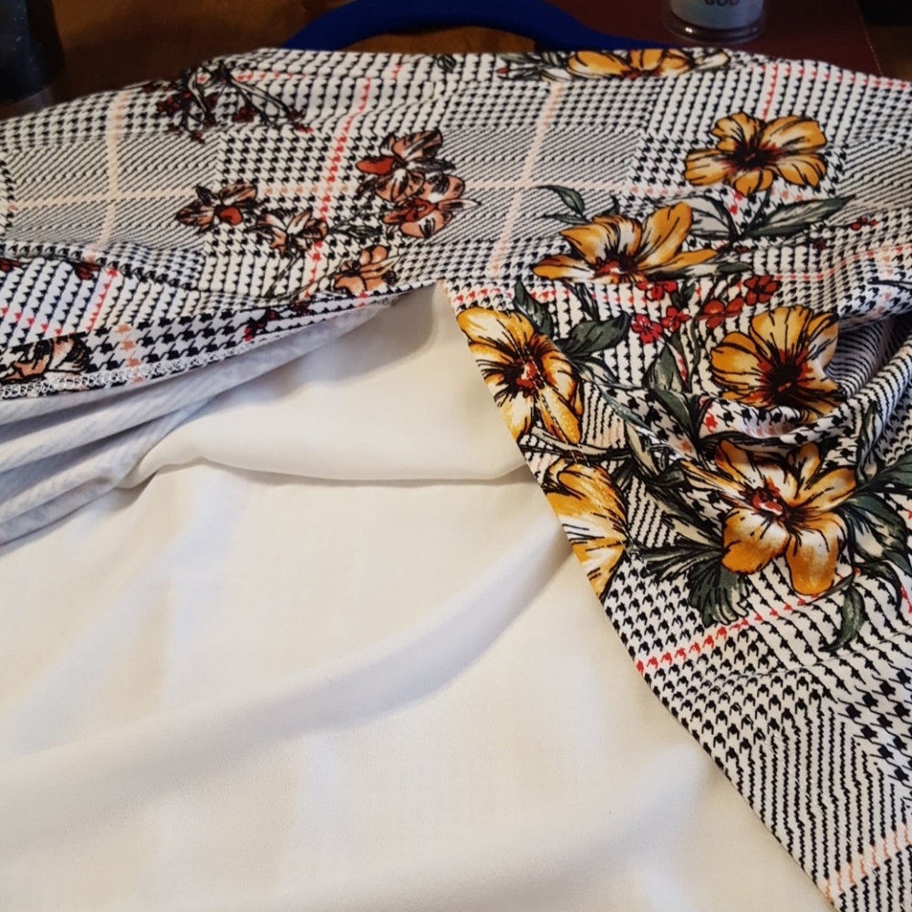 Woman's Pretty flowered split-back blouse - Picture 5 of 5